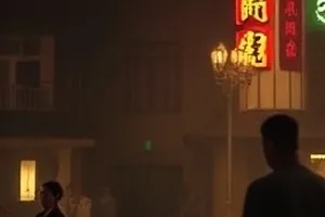 雾港来信封面，雨夜码头灯影下的两个人影