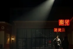 旧照新痕封面，桌面摊开的泛黄合影与放大镜