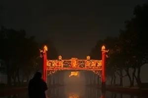 候鸟计划封面，封闭实验舱内的圆窗与指示灯