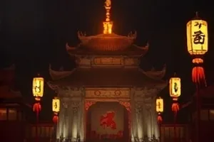 半城灯火封面，夜里亮着灯的老居民楼窗口